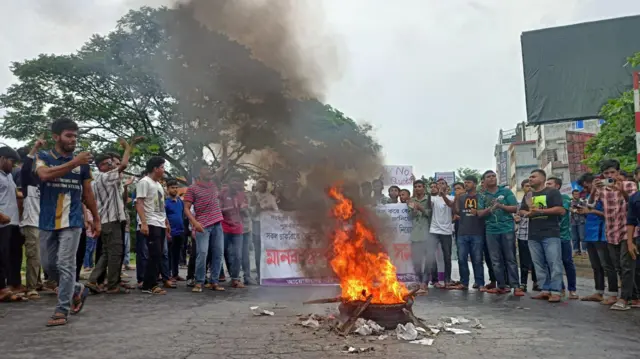 আন্দোলন করছেন বরিশাল বিশ্ববিদ্যালয়ের শিক্ষার্থীরা