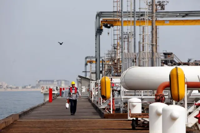 छोटा होने के बावजूद तेल निर्यात के लिहाज से खार्ग द्वीप ईरान के लिए बेहद अहम है