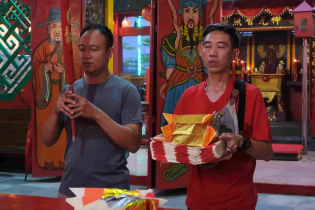 Penganut Konghucu bersembahyang di Wihara Bodhisatva Karaniya Metta di Jalan Kapten Marsan, Pontianak, Kalimantan Barat, Senin (16/2/2026). Umat Konghucu di Kota Pontianak melaksanakan sembahyang menyambut Tahun Baru Imlek Kongzili 2577/2026 untuk memohon berkah, keselamatan dan perlindungan dari Yang Maha Kuasa.