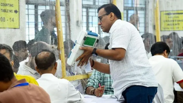 निवडणूक अधिकारी 