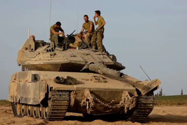 इजरेल-गाजा सीमामा ट्याङ्कमाथि बसेर तर्बुजा खाँदै इजरेली सैनिकहरू