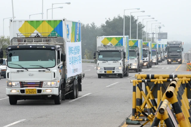 지난 2014년 9월 대북 농업협력물자를 실은 에이스경암 차량들이 한국 경기 파주시 문산읍 통일대교를 지나 북한으로 향하고 있다