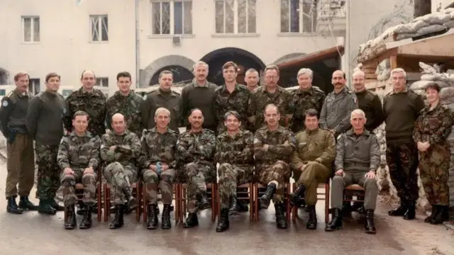 Командування миротворчих сил ООН в Боснії. Руперт Сміт - четвертий праворуч в першому ряду, Луї Фортін - п'ятий ліворуч у другому ряду