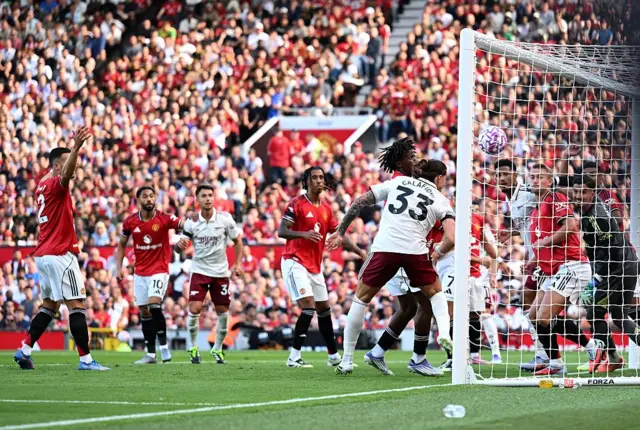 Arsenal'in, Manchester United ceza sahasında yarattığı tehlike