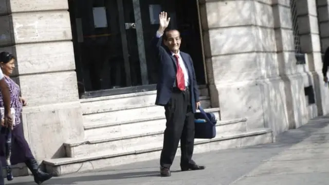 Carlos Manrique saludando en la calle