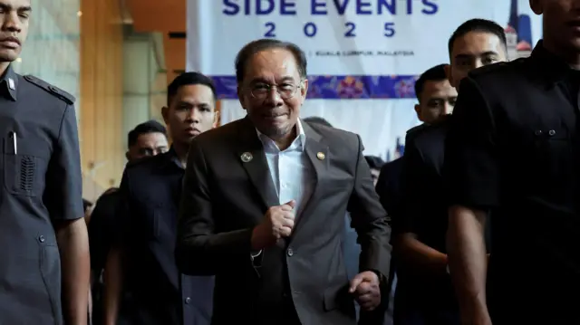 အာဆီယံ ဥက္ကဋ္ဌ ဖြစ်တဲ့ မလေးရှား ဝန်ကြီးချုပ် အန်နဝါ အီဗရာဟင်က သူ့နိုင်ငံဟာ "ဒေသတွင်း ညီညွတ်တဲ့ တပ်ဦးဖြစ်အောင် ကြိုးစားမယ်"လို့ ဆို