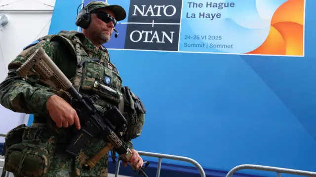 Silahlı bir asker NATO zirvesinin düzenleneceği binanın önünde nöbette