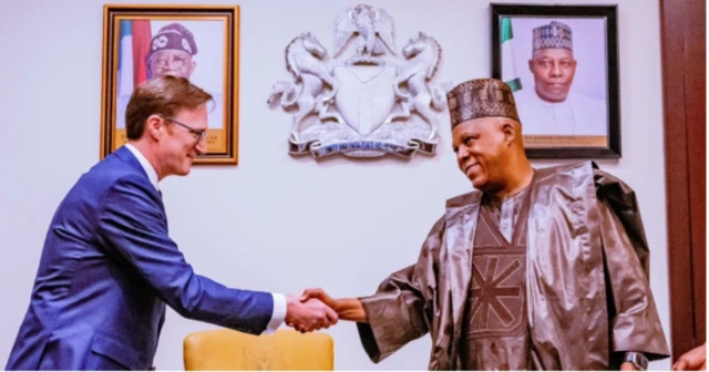 Aṣojú orílẹ̀ èdè United Kingdom sí orílẹ̀ èdè Nàìjíríà, Richard Montgomery àti igbákejì ààrẹ, Kashim Shettima.