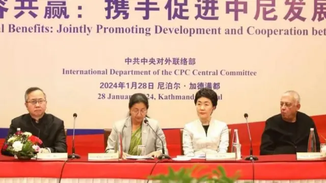 उपमन्त्री येनले विभिन्न दलका नेतासहभागी कार्यक्रममा नेपाल चीन सहकार्यबारे कतिपय प्रश्नहरू राखेकी थिइन्