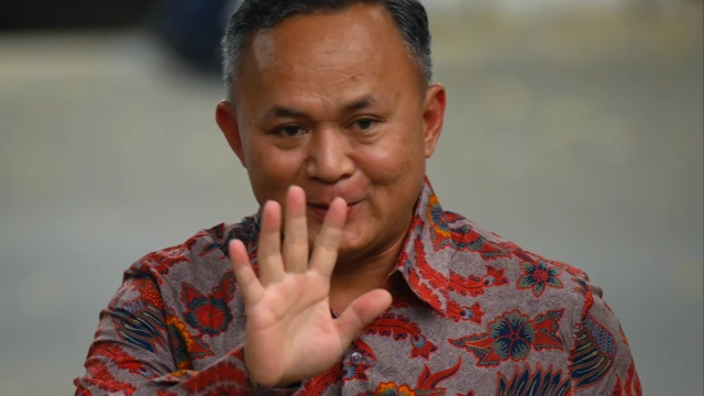 Mugiyanto menyapa wartawan setibanya di kediaman Presiden Terpilih Prabowo Subianto di Jalan Kertanegara, Jakarta Selatan, Selasa (15/10/2024).