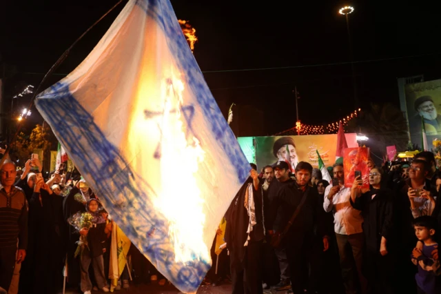 የእስራኤልን ሰንደቅ አላማ የሚያቃጥሉ ተቃዋሚዎች