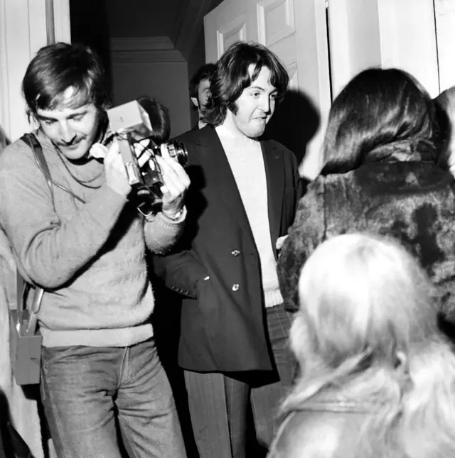 Paul McCartney cumprimenta fãs na porta do número 3 da Savile Row em março de 1969