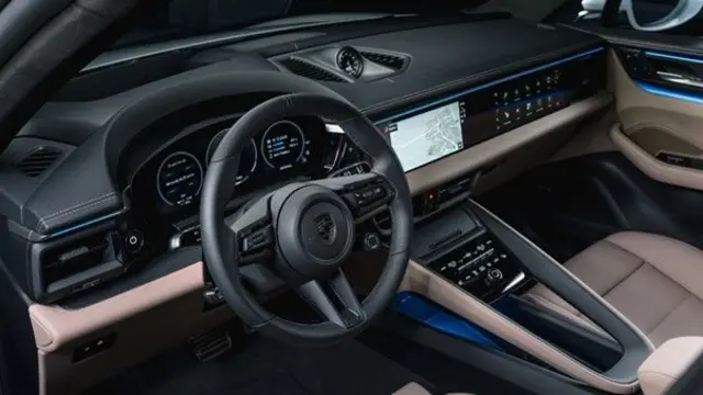 داشبورد ماکان به مدل‌ کاین،‌ شاسی‌بلند بزرگ‌تر پورشه، شبیه است