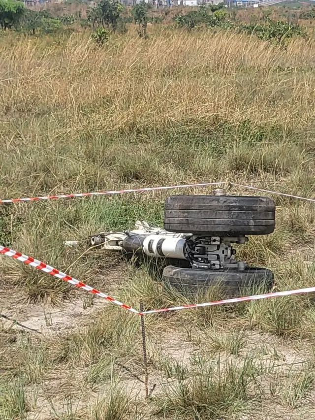 Le train d'atterrissage avant de l'appareil visiblement à l'origine du crash.