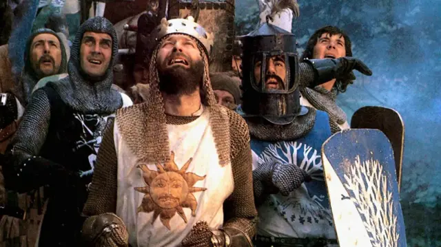 Scena iz filma Monti Pajton i Sveti gral, glumci u konstimima koji oslikavaju Srednji vek