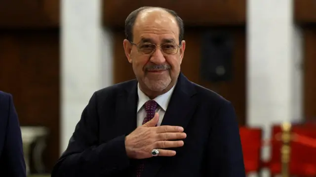 Eski Irak Başbakanı Nuri el-Maliki, 11 Kasım 2025'te Bağdat'ta oy kullandıktan sonra gazetecileri selamlıyor