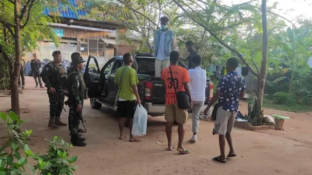 ኢትዮጵያውያኑ በምያንማር በታጣወዎች እጅ ከነበሩበት መጠለያ መኪና ላይ ሲጫኑ