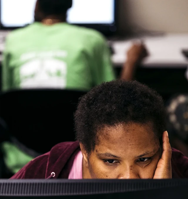 컴퓨터 앞에서 고민 중인 여성의 모습