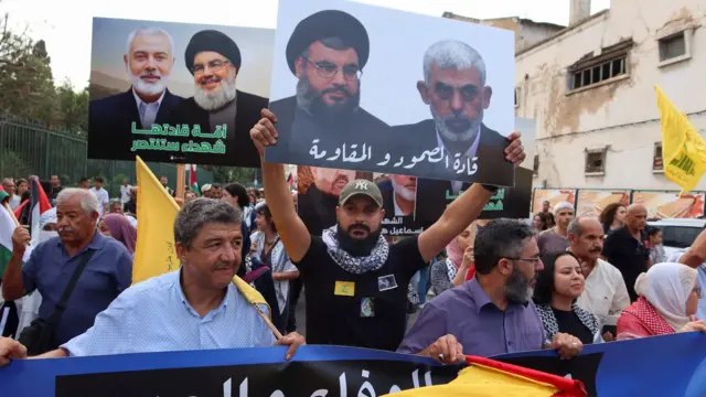 متظاهرون يحملون صور زعيم حماس الراحل إسماعيل هنية، وزعيم حزب الله الراحل حسن نصر الله، وزعيم حماس الراحل يحيى السنوار