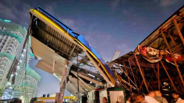 मुंबई में होर्डिंग गिरने से हादसा