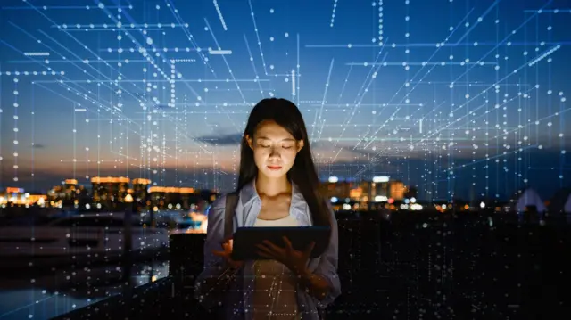 Una mujer con una tableta usando inteligencia artificial