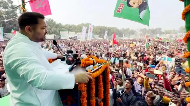 तेजस्वी यादव अपनी सभा में नीतीश कुमार के ख़िलाफ़ हमलावर तो हैं लेकिन उनके शब्दों में नरमी है.