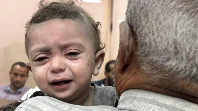 Bebê é levado ao hospital após bombardeio israelense