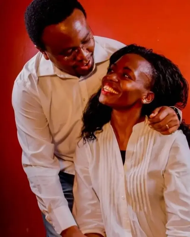 O casal está vestido com roupas brancas olhando um para o outro