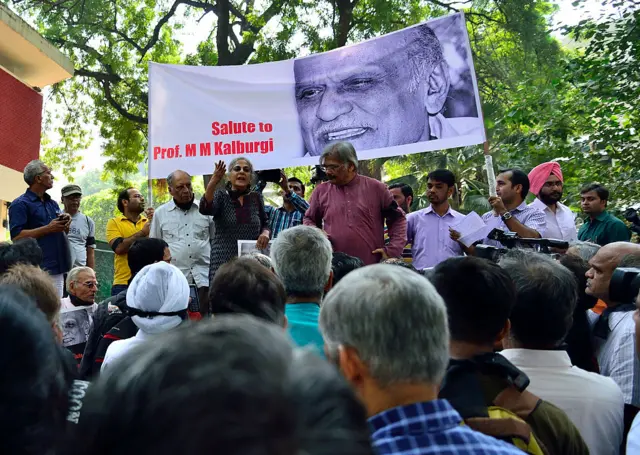 சாகித்ய அகாதெமி விருது: திருப்பித் தர மாட்டேன் என வாக்குறுதி அளிக்க வேண்டுமா?