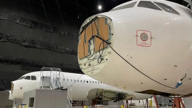 تضم القاعدة السرية على ثلاثة مجسمات لطائرات مثل التي ستنقل طالبي اللجوء إلى رواندا.