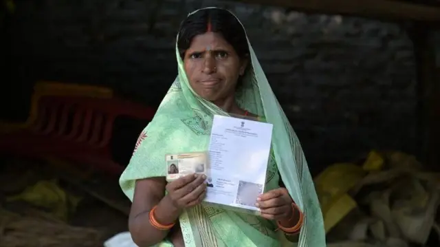 बिहार के वैशाली में अपना पहचान पत्र दिखाती एक वोटर (जुलाई, 2025)