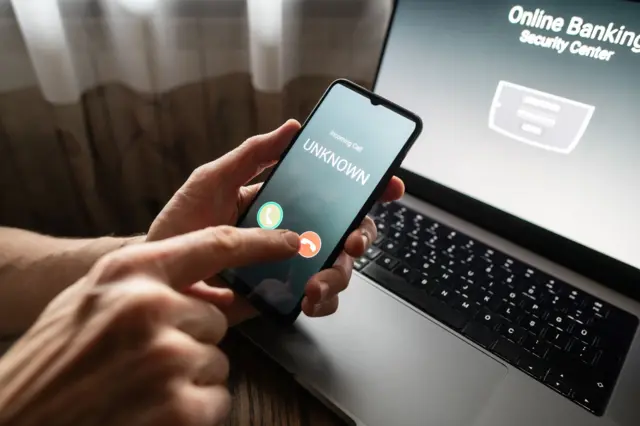 علی کے مطابق عموما کم پڑھے لکھے اور بڑی عمر کے افراد زیادہ آسانی سے ان فراڈز کا شکار ہو جاتے