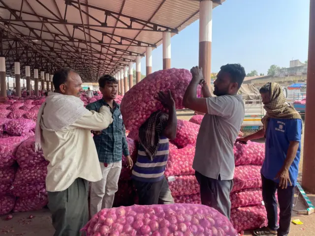 ડુંગળી, બજાર, પ્લાસ્ટિકનાં થેલાં, બારદાન