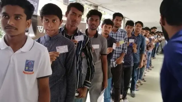 সবশেষ ডাকসু নির্বাচনের সময় একটি হলে নির্বাচনে ভোট দেওয়ার জন্য শিক্ষার্থীদের সারি