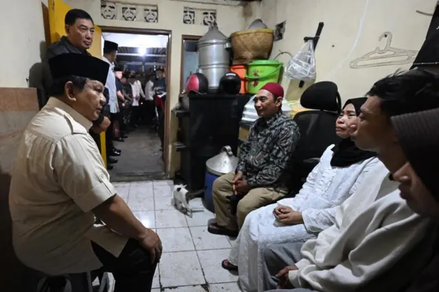 Presiden Prabowo Subianto berkunjung ke rumah duka mendiang Affan Kurniawan di kawasan Jakarta Pusat.