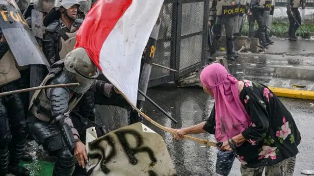 Seorang ibu di tengah aksi demonstrasi