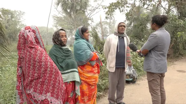 যশোরের অভয়নগরে মতুয়া সম্প্রদায়ের ভোটারদের সঙ্গে বিবিসির সাংবাদিক