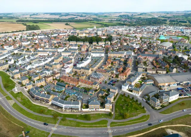 Widok z lotu ptaka na wioskę Poundbury na obrzeżach Dorchester w hrabstwie Dorset. Jest ona częścią Księstwa Kornwalii, które przeszło w ręce Williama, gdy Karol został królem.