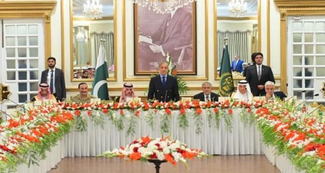 पाकिस्तानी अधिकारियों के साथ सऊदी अरब के विदेश मंत्री फैसल बिन फरहान