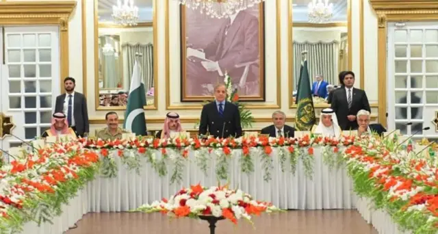 पाकिस्तानी अधिकारियों के साथ सऊदी अरब के विदेश मंत्री फैसल बिन फरहान