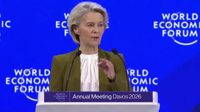 Урсула фон дер Ляйен на фоне логотипа Всемирного экономического форума в Давосе