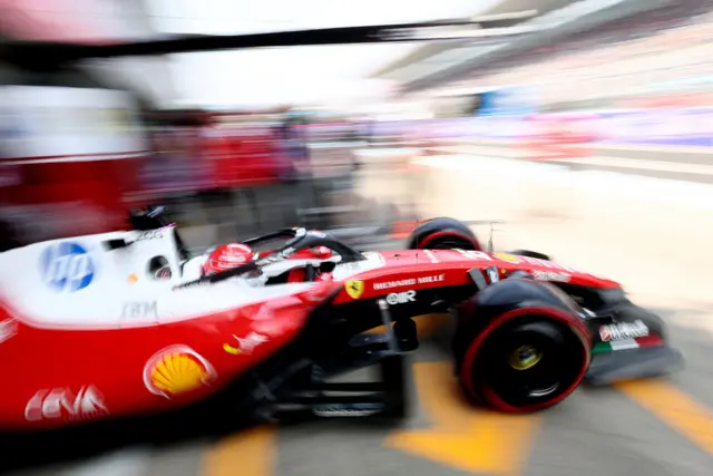 El Ferrari de fórmula 1 de Charles Leclerc saliendo del garaje