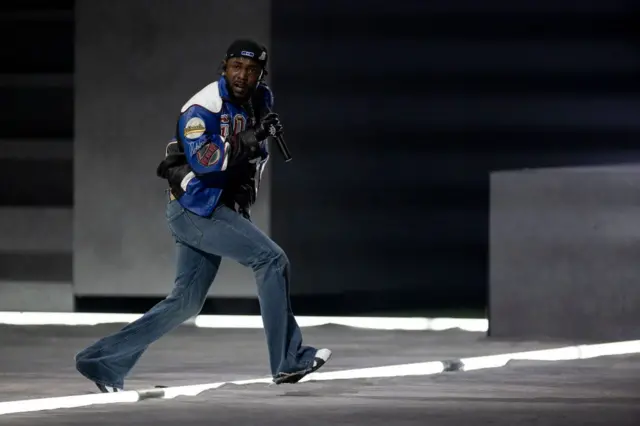 Kendrick Lamar performs for di Super Bowl