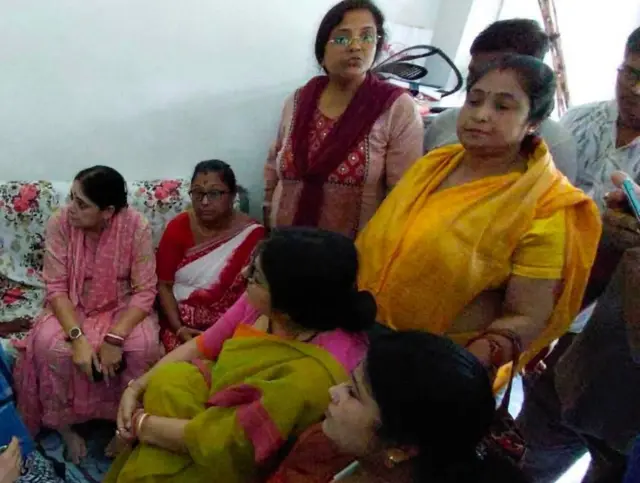 মঙ্গলবার নিহতদের পরিবারের সঙ্গে সাক্ষাৎ করেন বিজেপির অগ্নিমিত্রা পাল ও লকেট চ্যাটার্জী