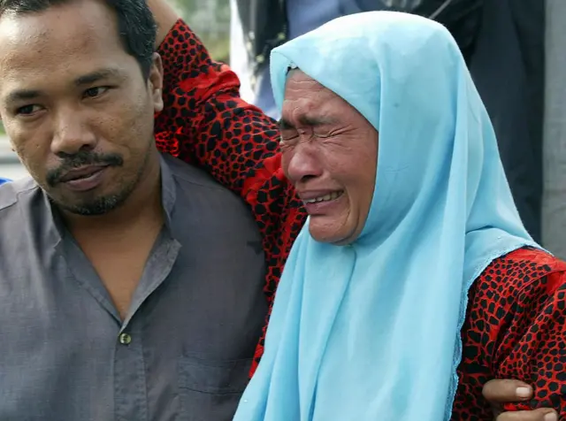 ครอบครัวผู้สูญเสียในเหตุการณ์สลายการชุมนุมตากใบเมื่อ 25 ต.ค. 2547 ร่ำไห้หลังทราบข่าวการเสียชีวิตของสมาชิกในบ้าน