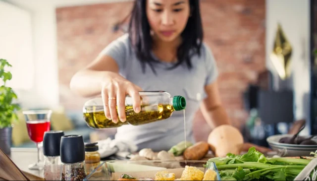 Yemek pişiren bir kadın 