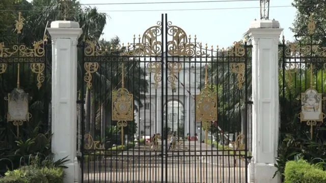 ग्वालियर में सिंधिया राज घराने के महल का गेट.