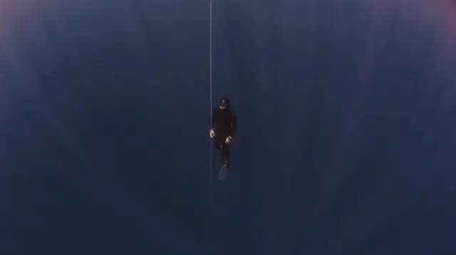 Під час фрідайвінгу пірнальникам допомагає лише мотузка