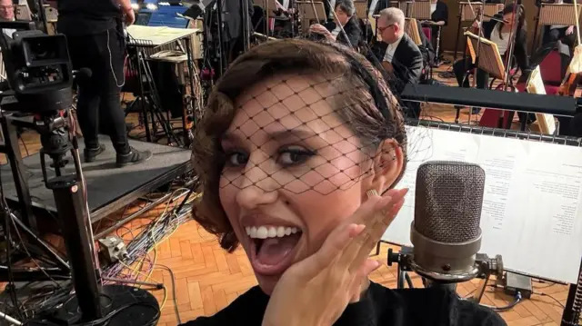 Raye w studiu nagraniowym