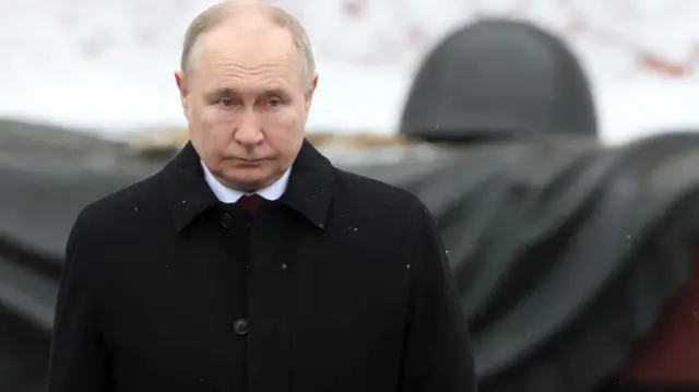 Путін на вулиці у чорному пальті